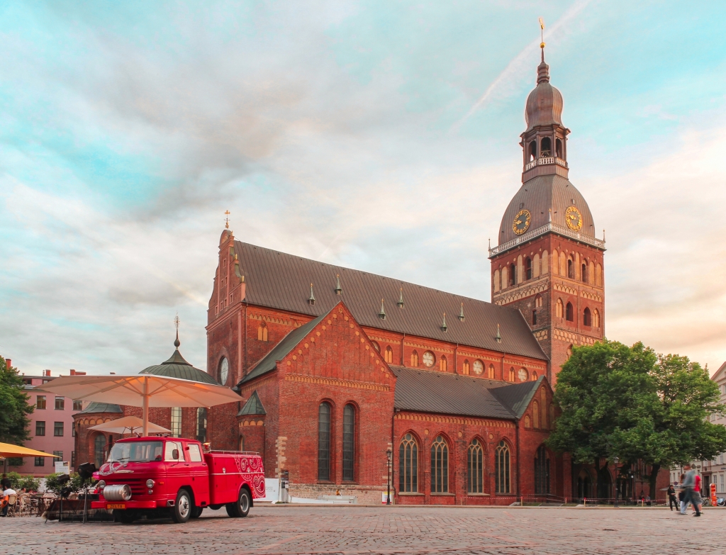 Dál jsem pokračoval na sever po ose Riga-Tallin. Toto je pravoslavný kostel Svaté trojice v centru Rigy.