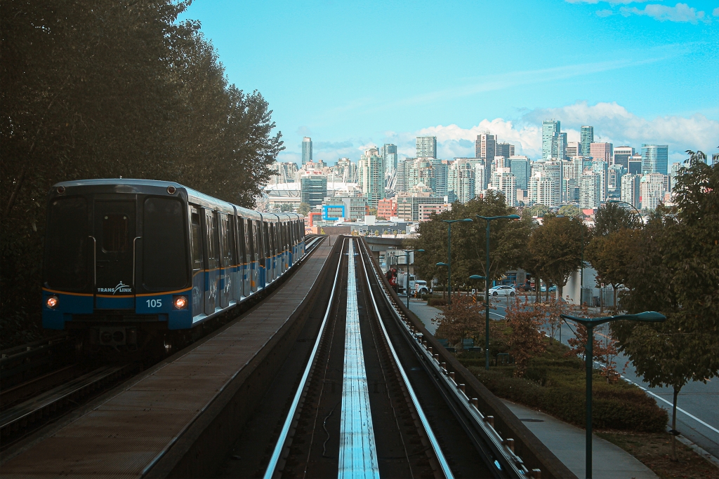 Vancouverské metro nemá řidiče. Můžete si tak vychutnat výhled v plné kráse. Na pozadí centrum Vancouveru.