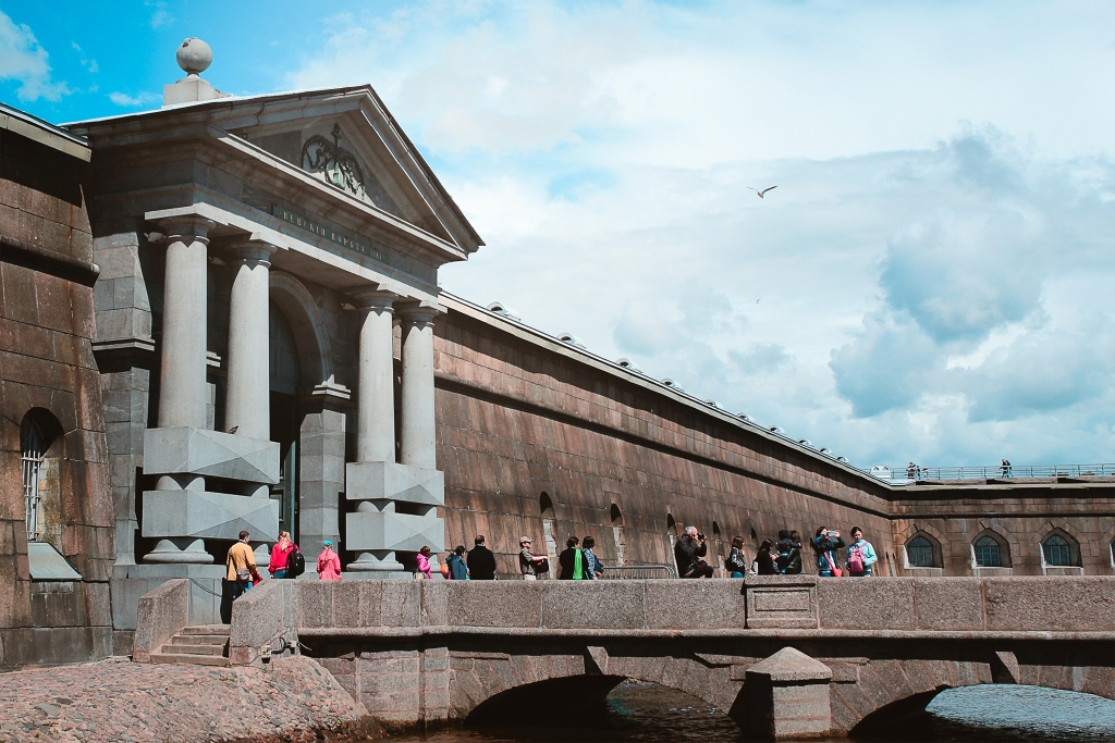 Petropavlovská pevno, Něvská vrata v Petrohradě.