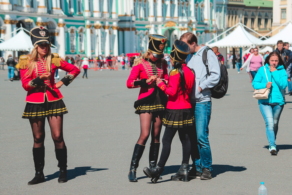 Turistická atrakce v podobě slečen, co jsou oblečené jako stráže a vy se s nimi můžete vyfotit. Berou i karty.