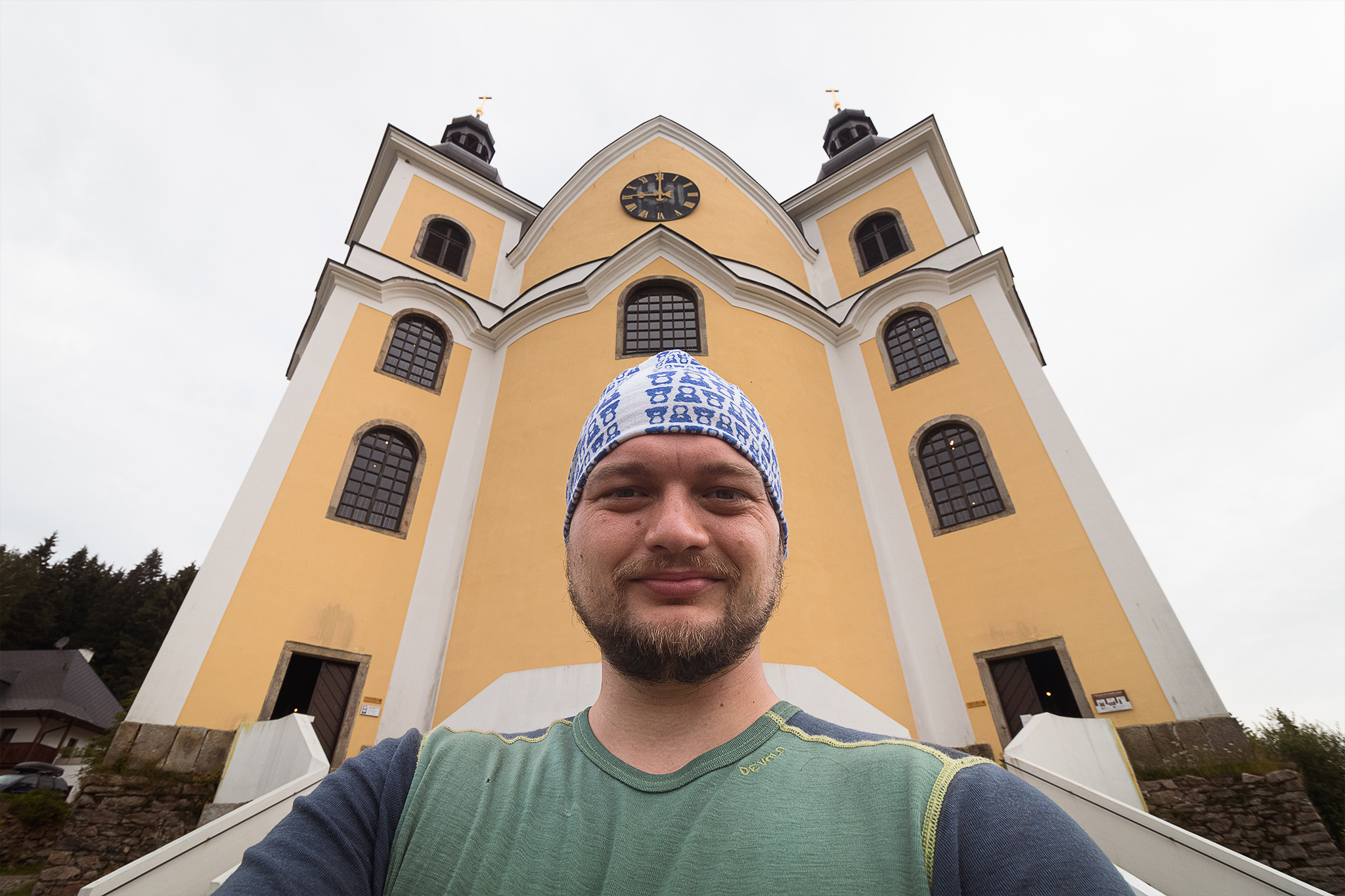Odbočil jsem z červené trasy, abych navštívil Neratov. Je to skvělé místo, které mám moc rád a myslím, že bez návštěvy by tenhle výlet byl o něco ochuzen. Dobré a nádherný kostel s prosklenou střechou included!